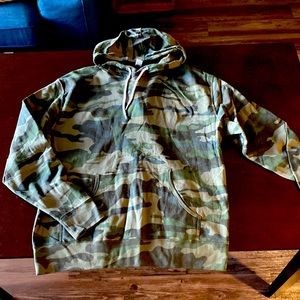 NWOT Women’s hoodie XL Camouflage
